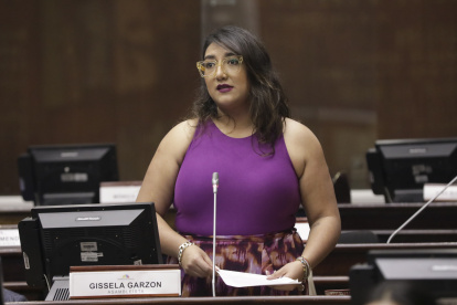 La asambleísta Gissela Garzón, de la Revolución Ciudadana, impulsa el juicio político de la fiscal Diana Salazar.