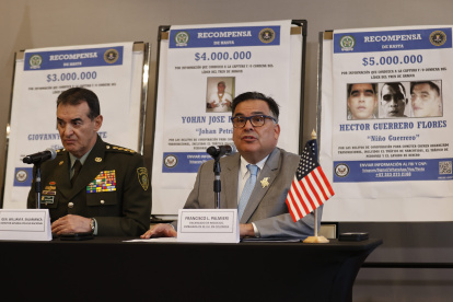 El encargado de Negocios de la Embajada de los EE.UU. para Colombia Francisco L. Palmieri (d) y el Director de la Policía, William René Salamanca, este jueves en Bogotá.