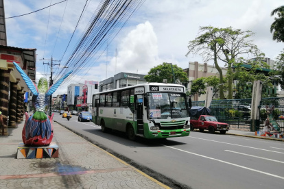 Los conductores de buses urbanos recorren la ciudad atemorizados por los "vacunadores".