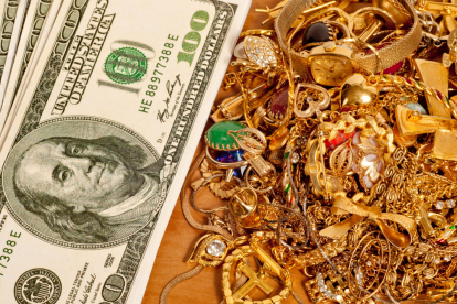 Un crédito prendario es un tipo de préstamo en el que recibes dinero a cambio de dejar un bien mueble como garantía.