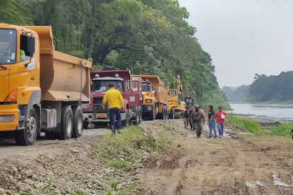 Hecho. Varias volquetas se encargaban de efectuar la extracción.