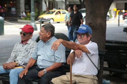 Espacios. La falta de presencia de actividades lúdicas y no aprovechar los espacios desfavorece a los adultos mayores, muchos de ellos se limitan a sentarse en las bancas a conversar entre ellos.