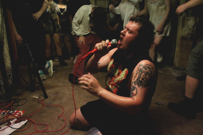 Cory Swope es el nombre del artista detrás de Zombieshark!, proyecto unipersonal. Aquí lo vemos descargando su intenso cybergrind en vivo.