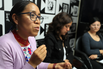 La presidenta de la Fundación Regional de Asesoría en Derechos Humanos (Inredh), Verónica Yuquilema (i), junto a la abogada Vivian Santander (c) y la socióloga Valeria Chicaiza (d), presentó este jueves en Quito (Ecuador),