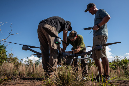 Integrantes del equipo Limelight Rainforest revisan su dron durante la fase de prueba de su proyecto para el Xprize Rainfores