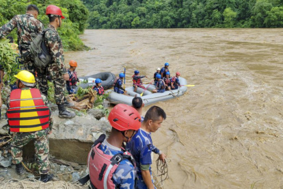 Miembros de la Fuerza de Policía Armada realizan operación de búsqueda y rescate luego de un deslizamiento de tierra en Simaltal, distrito de Chitwan, Nepal, el 12 de julio de 2024.
