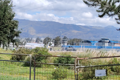 A bordo de un carro cobra fue trasladada Mayra Salazar.