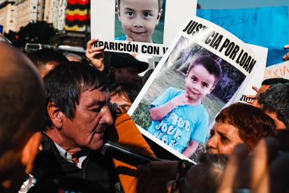 Manifestantes se reúnen en el centro de Buenos Aires para reclamar justicia por Loan Peña, este jueves, en Buenos Aires (Argentina).