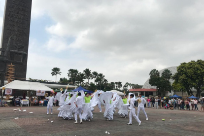 Adolescentes. El grupo La Sultana llegó desde Jipijapa a danzar el baile de la lana.