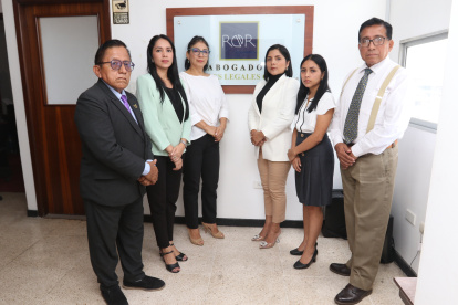 Rosa del Carmen Guaranda Morán (centro) junto a Luis Teófilo Pazmiño, Paola Jacqueline Sarmiento, Blanca Piedad Burgos, Dayanna Banchón y Rogerio Horacio Rizzo.