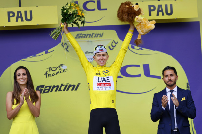 Tadej Pogacar mantiene el maillot amarillo como líder del Tour de Francia.
