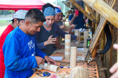 Talleres. Instructores trabajan varios instrumentos con caña.