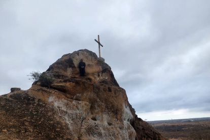 El Morro. La cruz aparece en lo alto de la gruta de la Virgen de Lourdes.
