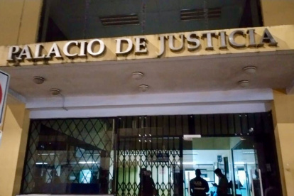 Personal de la Fiscalía allanó oficinas de dos jueces de Santo Domingo, la noche de este viernes 12 de julio.