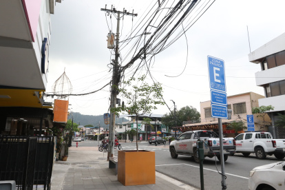 Las calles de Urdesa reflejan un gran número de espacios con cables colgando.