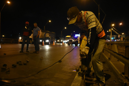 En el Puente de la Unidad Nacional se realizan desde hoy trabajos en las juntas de la estructura.