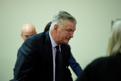 El actor estadounidense Alec Baldwin reacciona durante su juicio por homicidio involuntario en el Tribunal de Distrito del Condado de Santa Fe, en Nuevo México, Estados Unidos.