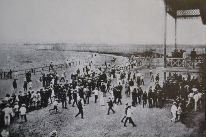 El segundo hipódromo funcionó en la hacienda La Esperanza a inicios del siglo XX. Hoy, en el sitio está ubicado el barrio del Centenario.