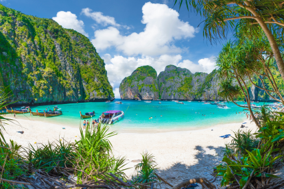 Tailandia es famoso por sus playas tropicales, los opulentos palacios reales y las ruinas antiguas.