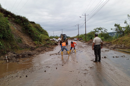 El paso en la vía Baños - Puyo se vio afectado por algunas horas, debido pequeños deslizamientos causados durante las lluvias.