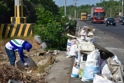 Incluso llantas de vehículos son encontradas en esta vía.
