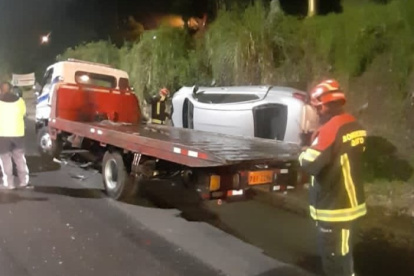El auto se volcó en la avenida Simón Bolívar y quedó detenido sobre un costado de la carrocería.