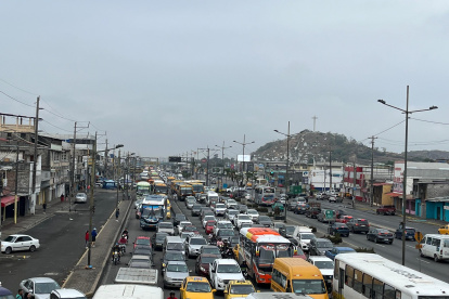 Así permanece la avenida Nicolás Lapentti, en Durán, desde temprano. Esta vía conduce precisamente al Puente de la Unidad Nacional.