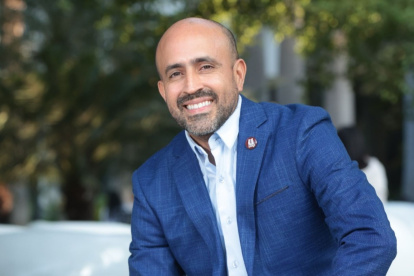 Isidro Fierro tiene 48 años de edad, y 17 como profesor y decano de la UEES.