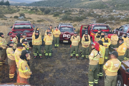 Bomberos de Quito y de Mejía combatieron el fuego en el cerro Sincholagua.