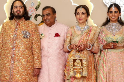 El presidente de Reliance Industries, Mukesh Ambani (2-L), su esposa Nita Ambani (2-R), su hija Isha Ambani (R) y su hijo y novio Anant Ambani (L) posan para fotografías antes de la boda de Anant en Mumbai, India