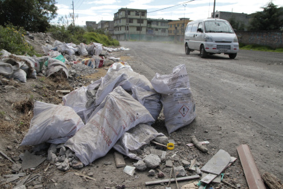Los vecinos de la calle Manglar Alto, en el sur de la ciudad, viven entre basura y escombros.