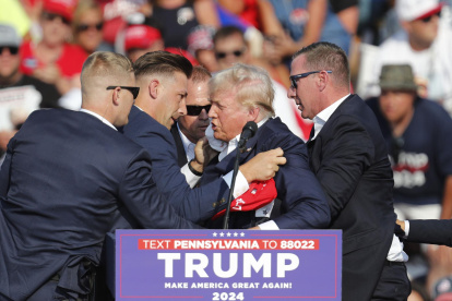 El ex presidente de los Estados Unidos, Donald Trump, es sacado del escenario por un servicio secreto después de un incidente durante un mitin de campaña en el Butler Farm Show Inc. en Butler, Pensilvania.