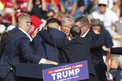 El ex presidente estadounidense Donald Trump es sacado del escenario por el servicio secreto después de un incidente durante un mitin de campaña en el Butler Farm Show Inc. en Butler.