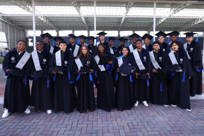 Los estudiantes de la tercera generación del colegio ReiventED IDV lucieron felices al estar con las tradicionales capas y birretes para su ceremonia de graduación.