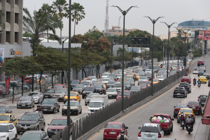 El tráfico que experimentan en la ciudad los guayaquileños es, a juicio de los habitantes, uno de los principales problemas que debe ya ser solucionado.