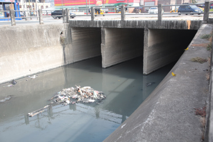 Quejas. Las familias quieren que los canales de aguas lluvias no sean más un espacio insalubre y abandonado.