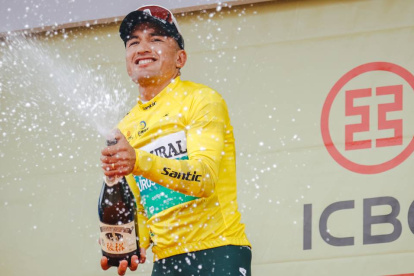 Jefferson Cepeda y su celebración tras ganar la competencia en China.