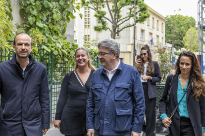 El presidente de LFI, Manuel Bompard (i); la reelecta diputada de LFI, Matilde Panod, el líder de LFI, Jean-Luc Melenchon y la reelecta diputada de LFI Clemence Guette, en París.
