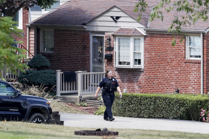 Un policía camina cerca de la casa de Thomas Matthew Crooks, de 20 años, identificado por el Buró Federal de Investigaciones (FBI) como la persona que intentó asesinar al expresidente Donald J. Trump.