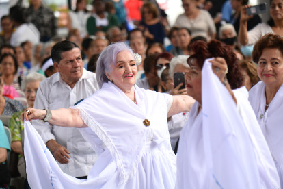 Los integrantes de centro gerontológico Dr Arsenio de la Torre Marcillo en el momento que bailaron frente al público.