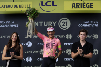 Richard Carapaz se subió al podio para recibir el premio como el más combativo de la etapa.