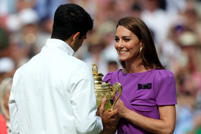El español Carlos Alcaraz recibe el trofeo de manos de la princesa de Gales, Kate Middleton