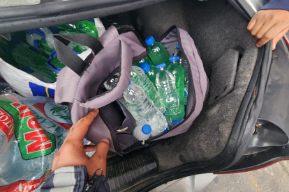 En el auto había alrededor de 150 botellas de licor en colores azul, verde y blanco.
