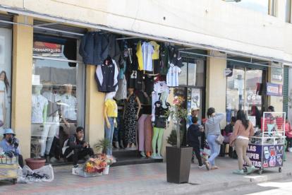 En Tumbaco se palpa el desempleo, las ventas informales se toman gran parte del centro y otros esperan por un trabajo.