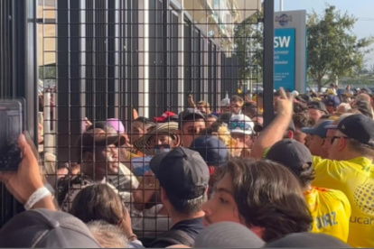 Una avalancha de aficionados con camisetas de la selección de Colombia obligó a cerrar temporalmente el acceso al estadio Hard Rock.