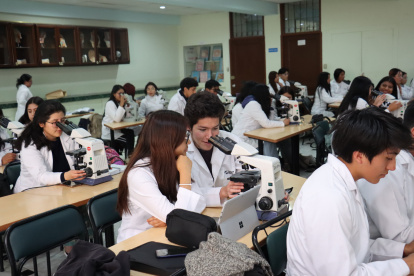 Capacitación. Estudiantes de Medicina asisten a uno de los laboratorios en la Universidad Central.