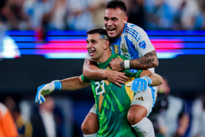 El portero Emiliano Martínez (I) de Argentina celebra con Lautaro Martínez (D) en la Copa América.