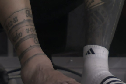 El tobillo de Lionel Messi hinchado, no se sabe cuando volverá a jugar.