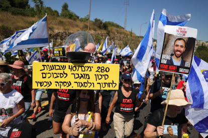 Familiares de rehenes israelíes retenidos por Hamas en Gaza y sus partidarios en una marcha de protesta pidiendo la liberación de los rehenes.