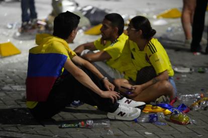 Hinchas de la selección colombiana de fútbol se lamentan en las calles tras la derrota ante Argentina.